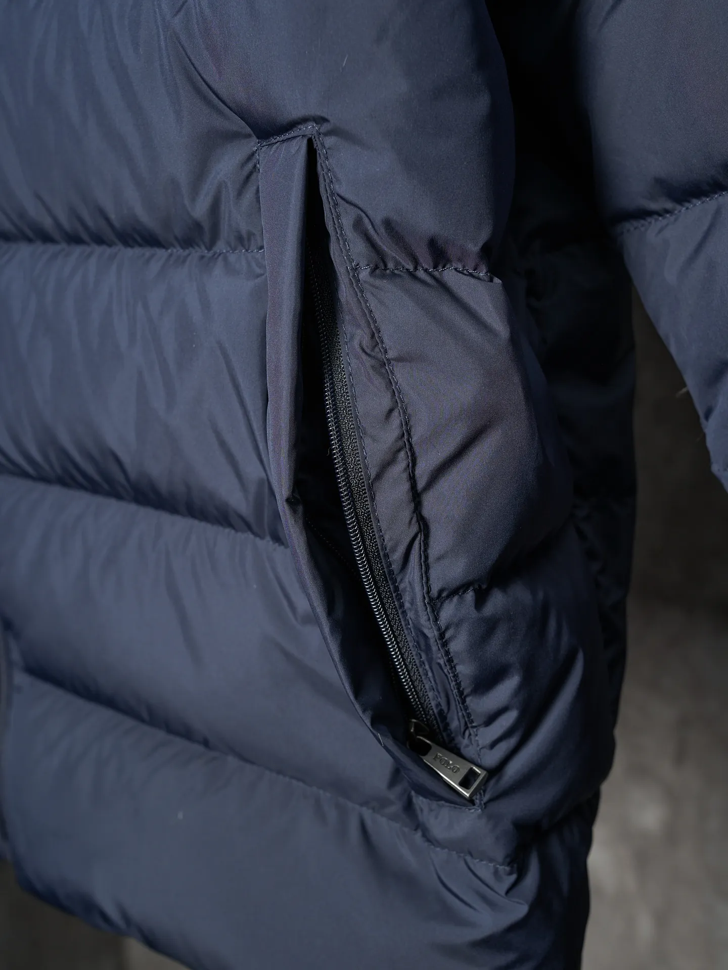 P900 Actual hanging auction】Ralph Lauren/Ralph Lauren pony logo embroidered ribs lightweight down jacket [Ready stock] S M L XL high-quality filling: 90 white duck down is selected, weighing 260g, ensuring excellent thermal insulation performance. After strict screening and processing, the velvet is not easy to drill, ensuring durability. The nylon fabric has good windproof and waterproof properties, which can effectively block the intrusion of wind and rain from the outside. It keeps the interior dry and is suitable for wearing in humid or rainy environments.  The red label on the chest is made with an imported MECLO embroidery machine. The original pattern is scanned first, and then high-quality silk thread is used to make a pattern. The density effect is adjusted by continuous pattern making.  Exquisite details: the zipper design is simple and elegant, easy to operate; the closing design of the cuffs and hem effectively prevents the intrusion of cold wind, improving the warmth and comfort of wearing.  All the hangtags, wash marks, air holes, and four-button buttons are all custom-made using original one-to-one molds.
